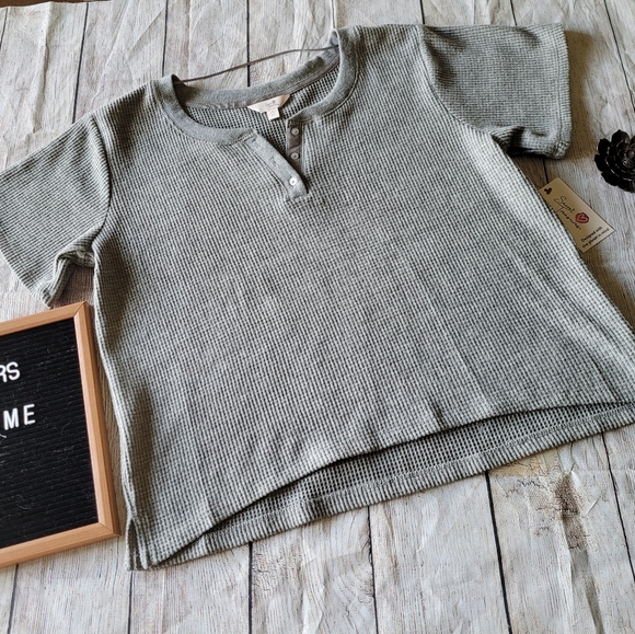 💥NWT Grey Vneck Waffle Top✨️ - Picture 2 of 11